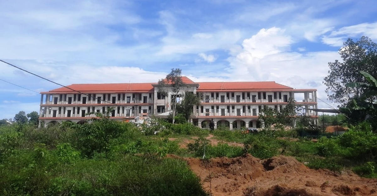 Cỏ cây, mọc um tùm ở Trường THPT Trần Đại Nghĩa mới.
