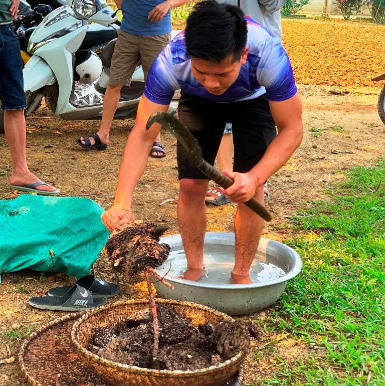 Để không bị kiến đốt, anh Huy phải đứng trong chậu nước.