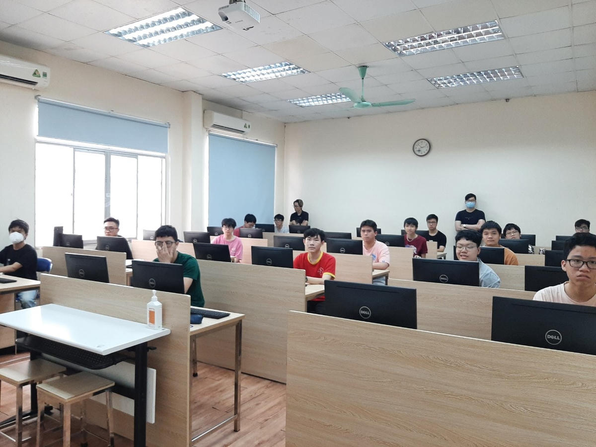 Các thí sinh dự thi theo hình thức trực tuyến.