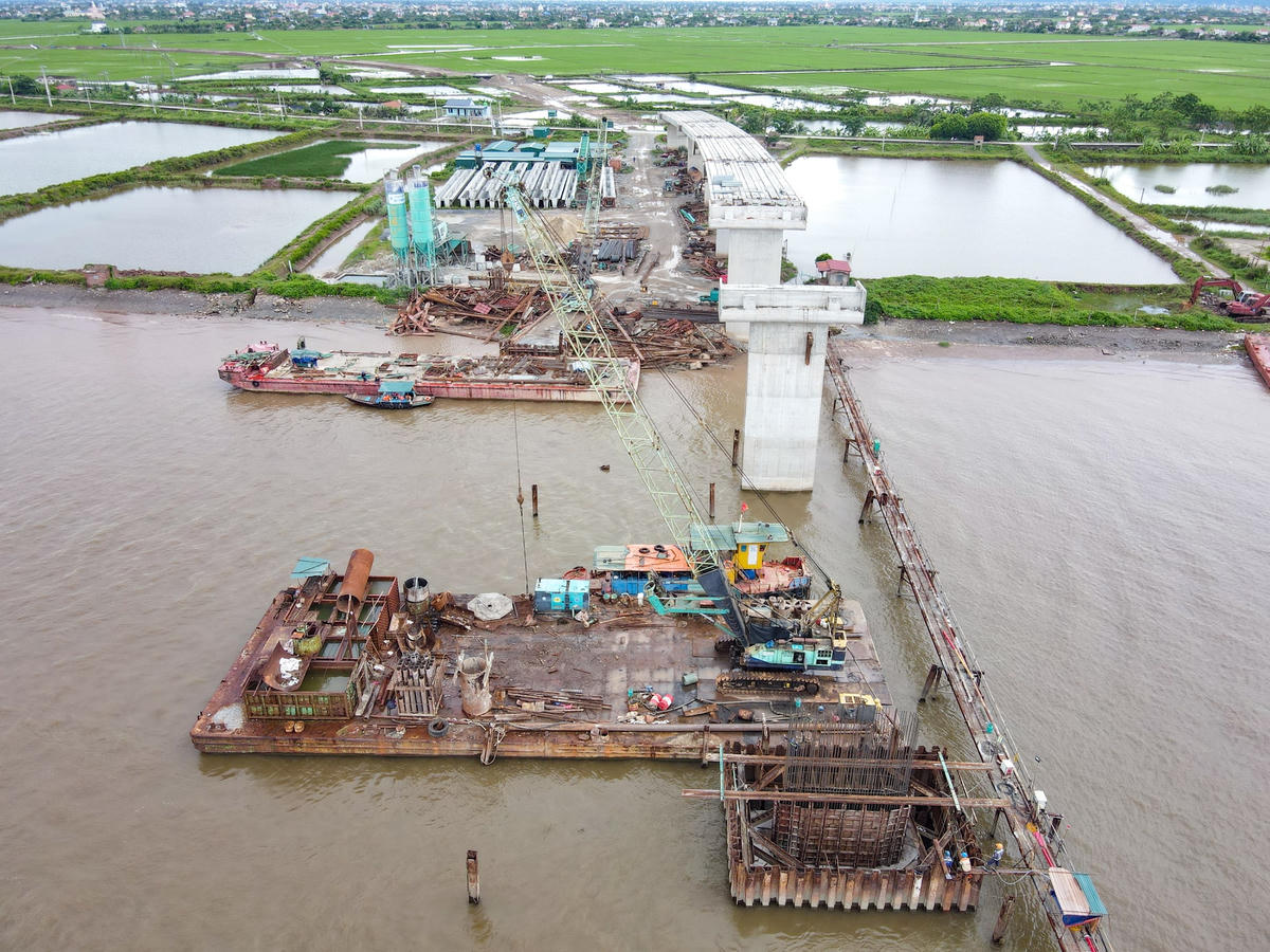 Hiện tại, đơn vị thi công đang triển khai xây dựng các trụ cầu chính ở lòng sông.