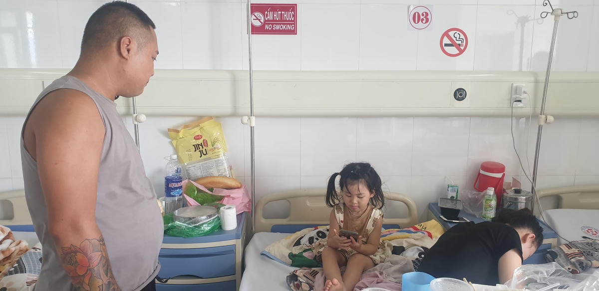 Nhiều phụ huynh tỏ ra nghi ngờ về suất ăn tại Trường mầm non xã Quảng Thịnh khiến con họ phải nhập viện.
