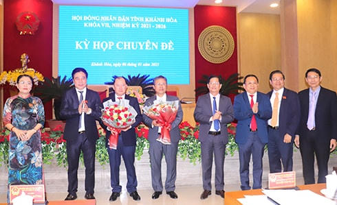 Lãnh đạo tỉnh Khánh Hòa, tặng hoa chuc mừng tân Phó Chủ tịch UBND tỉnh Trần Hòa Nam.