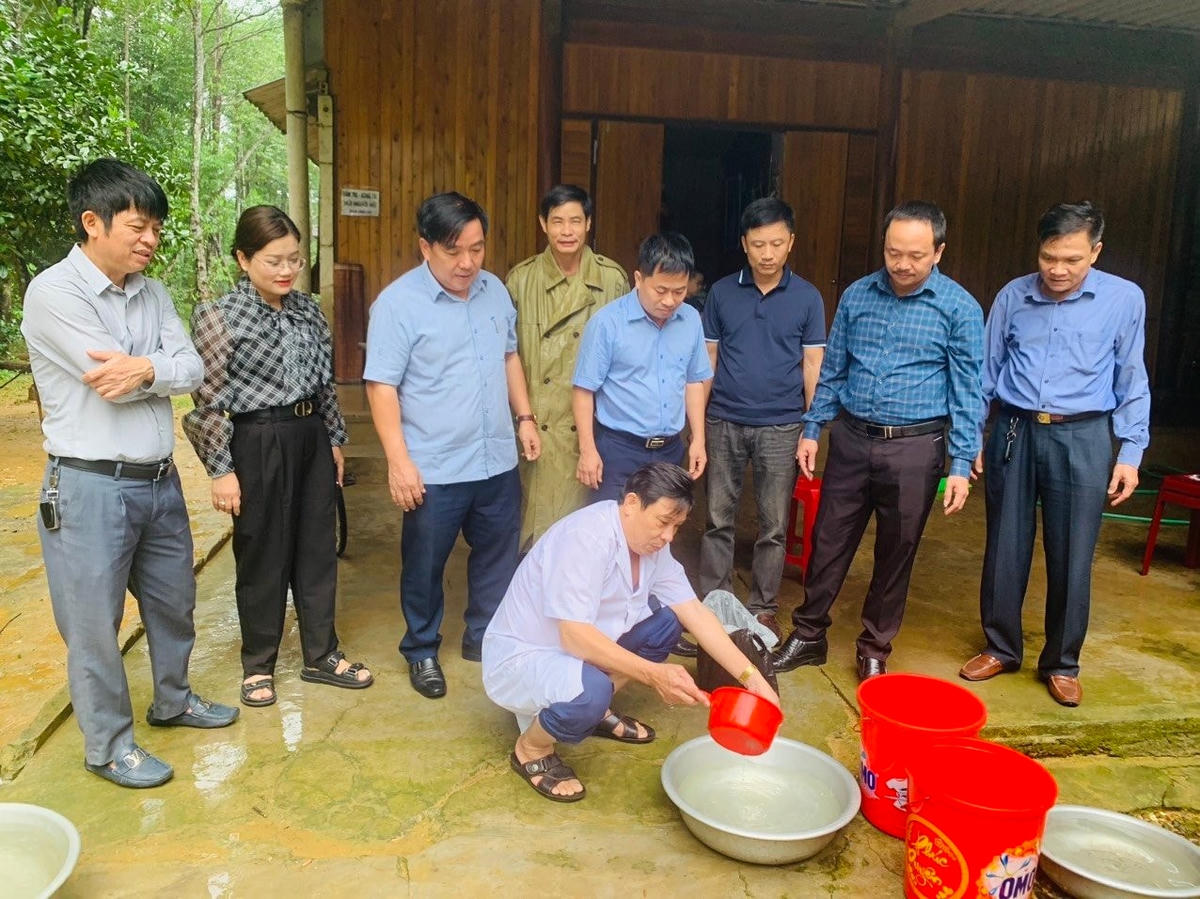 Trung tâm Y tế đã bố trí lực lượng tập trung xứ lý môi trường và nguồn nước sinh hoạt cho người dân bị ngập lũ.
