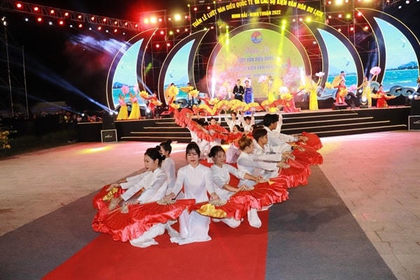 Tiết mục văn nghê chào mừng khai mạc “Tuần lễ lướt ván diều quốc tế và các sự kiện văn hóa du lịch Ninh Hải, Ninh Thuận năm 2022. 