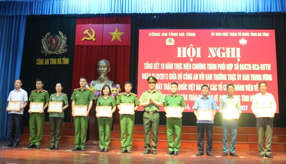 Thượng tá Nguyễn Hồng Phong, Giám đốc Công an tỉnh Hà Tĩnh tặng bằng khen cho 10 tập thể xuất sắc.