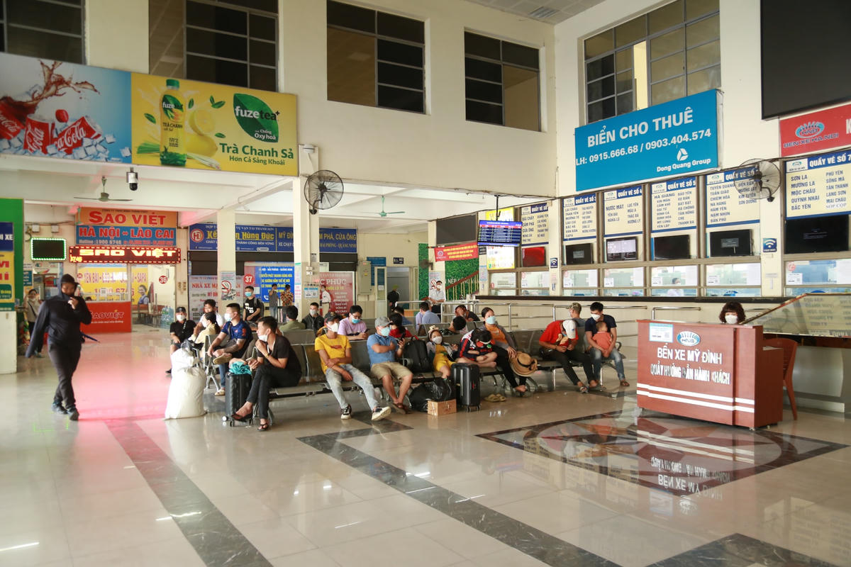 Tại Bến xe Mỹ Đình phía bên trong quầy bán vé đông đúc, nhiều hành khách ngồi nghỉ ngơi sau chuyến đi dài trở về Hà Nội.