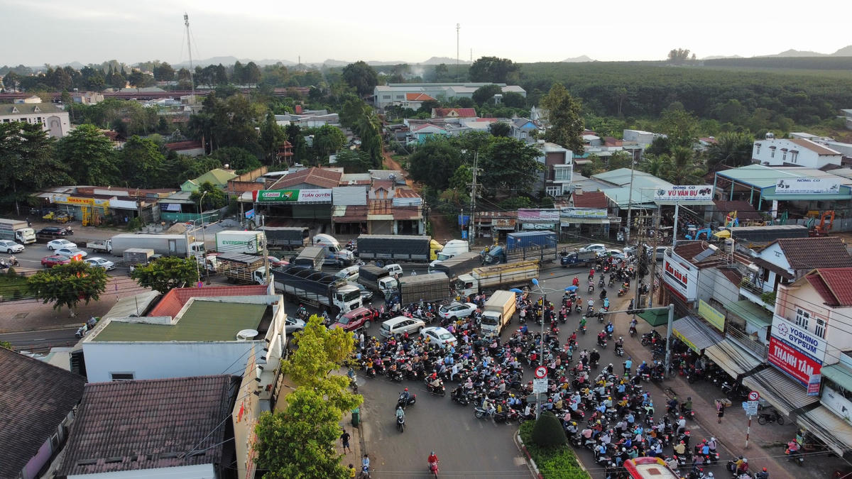 Kẹt xe là nỗi ám ảnh của người dân mỗi giờ tan tầm ở cung đường độc đạo Hồ Thị Hương nối ra Quốc lộ 1A. Ảnh: Mạnh Thìn.