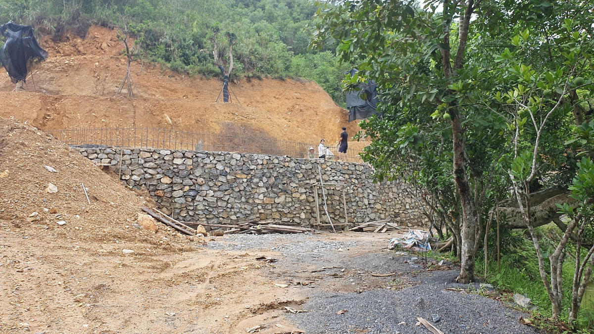 Một số công trình đang được công nhân tiếp tục thi công, bất chấp bị chính quyền đình chỉ, xử phạt.