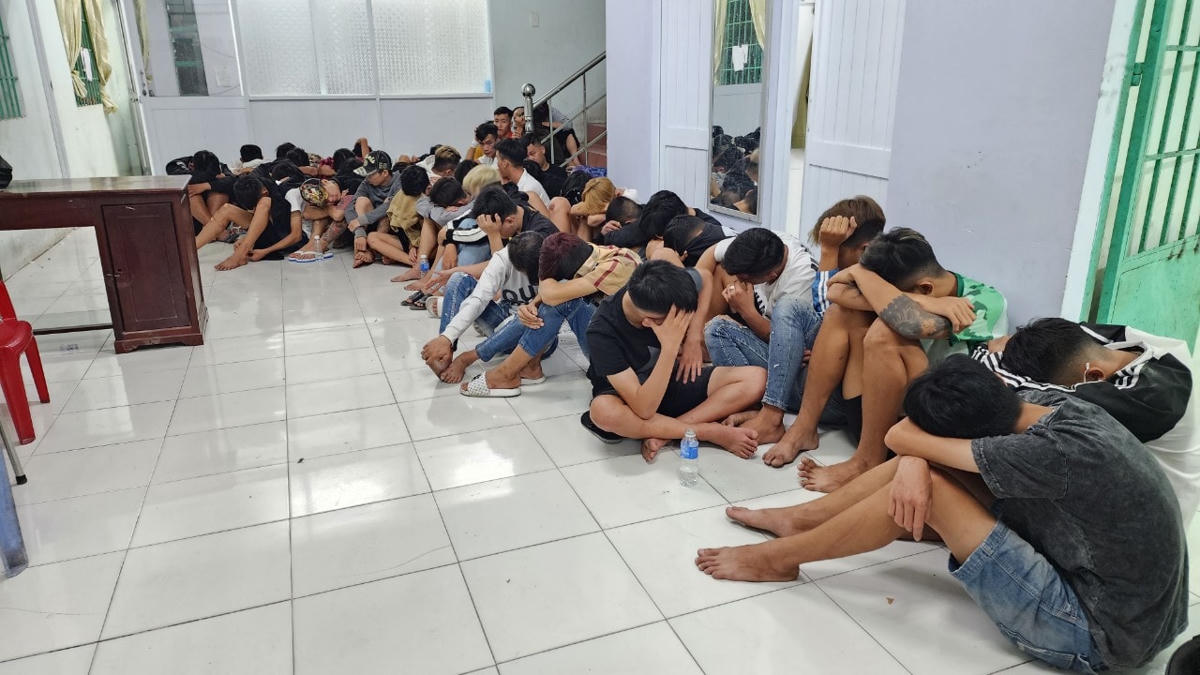 Nhóm thanh thiếu niên mang hung khí đi đánh nhau bị lực lượng Công an tạm giữ.