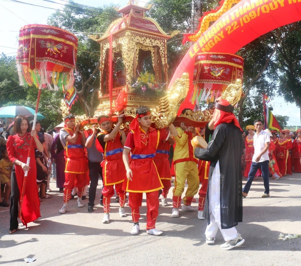 Nhân dịp này, cán bộ, nhân dân địa phương tổ chức nhiều nghi lễ tâm linh, tưởng nhớ các bậc tiền nhân.