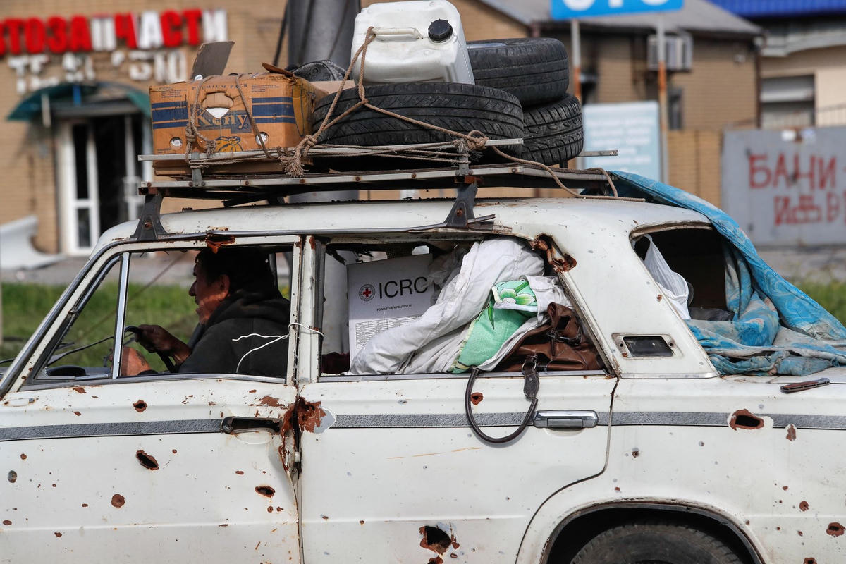 Người dân sơ tán khỏi thành phố cảng phía nam Mariupol, Ukraine. Ảnh: Reuters.