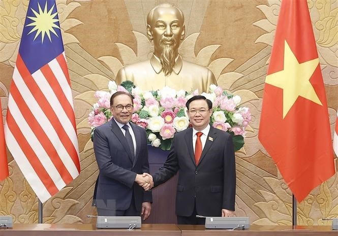 Chủ tịch Quốc hội Vương Đình Huệ và Thủ tướng Malaysia Anwar Ibrahim chụp ảnh chung. (Ảnh: Doãn Tấn/TTXVN).