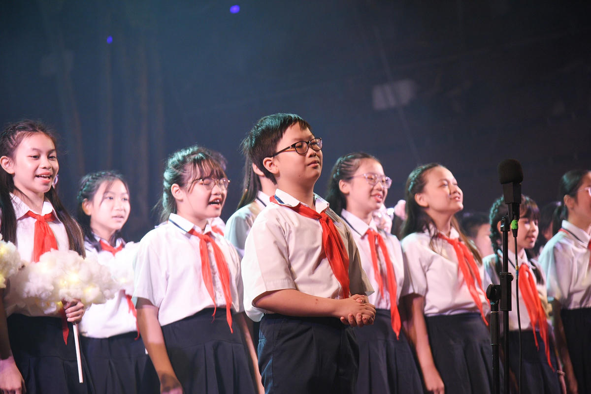 Đêm thơ nhạc kịch “Hoa cúc xanh” mở màn với tiết mục đồng ca thơ "Con yêu mẹ bằng con dế" và "Chuyện cổ tích về loài người" do học sinh Trường THCS Giảng Võ (Hà Nội) biểu diễn. Tiết mục gợi lại một Xuân Quỳnh lí lắc, dí dỏm với đầy tình yêu thương dành cho trẻ nhỏ. 