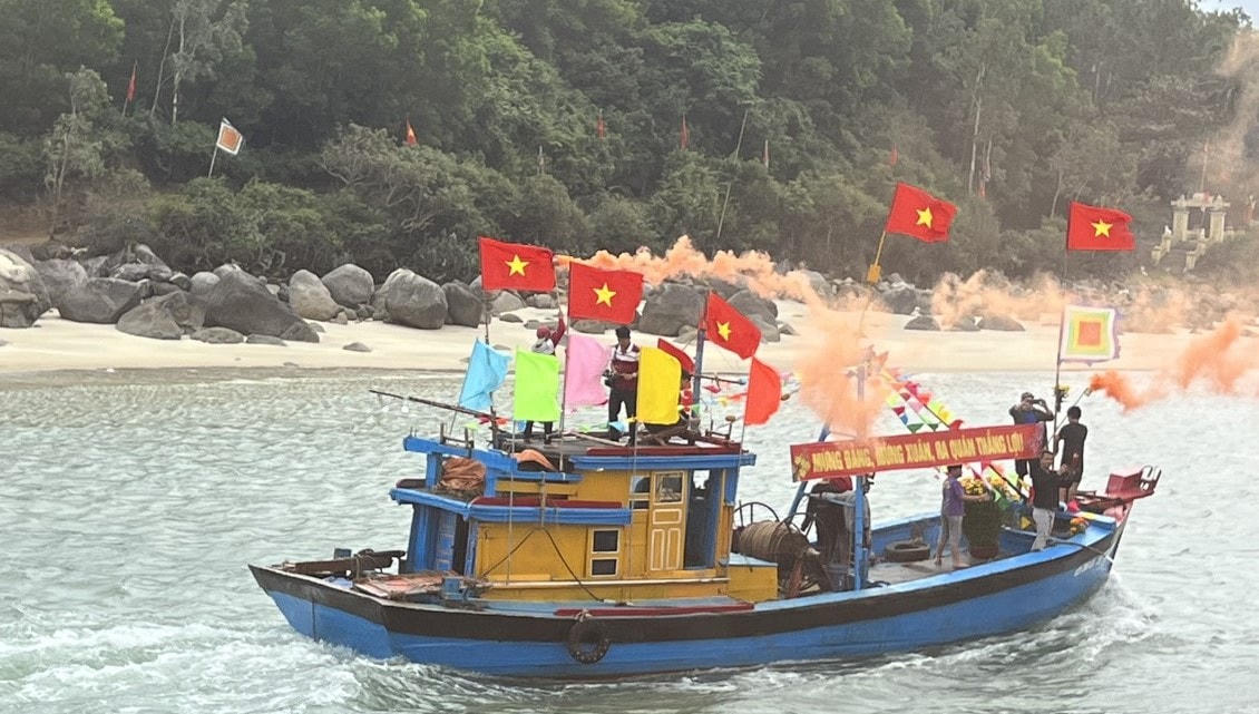 Tàu cá nổ máy tiến thẳng ra ngư trường Hoàng Sa, Trường Sa.