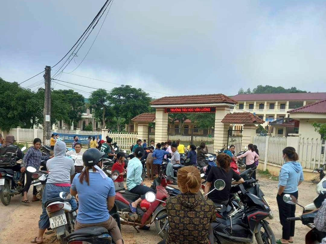 Ngày 24/7, hàng chục phụ huynh đã đến Trường Tiểu học Văn Luông để phản đối và yêu cầu làm rõ các khoản thu chi. Ảnh: Ngô Hùng