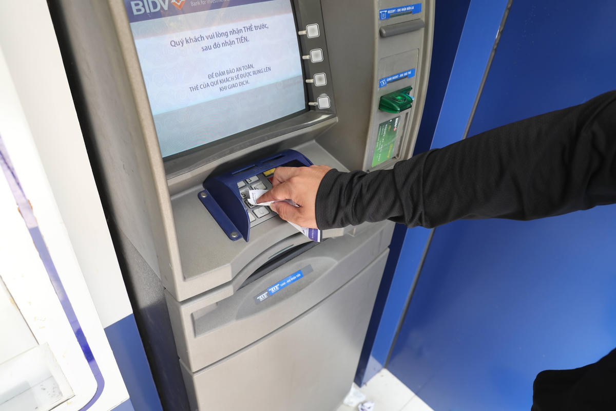 Khách hàng giao dịch tại một điểm ATM tại Hà Nội. Ảnh : Quang Vinh.