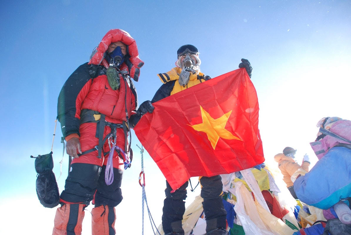 VĐV Bùi Văn Ngợi và lá cờ Việt Nam trên đỉnh Everest, ngày 22/5/2008.    