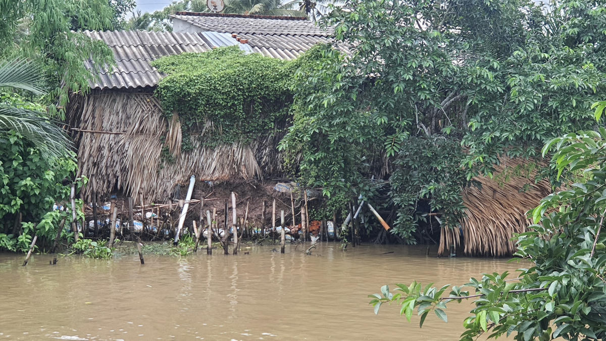 Nhà dân ở cập bờ kênh bị sạt lở đe dọa.