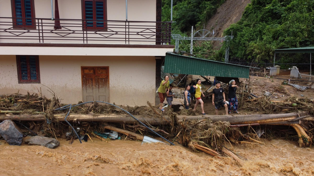 Người dân xã Tà Cạ, thị trấn Mường Xén chưa hoàn hồn sau trận lũ.