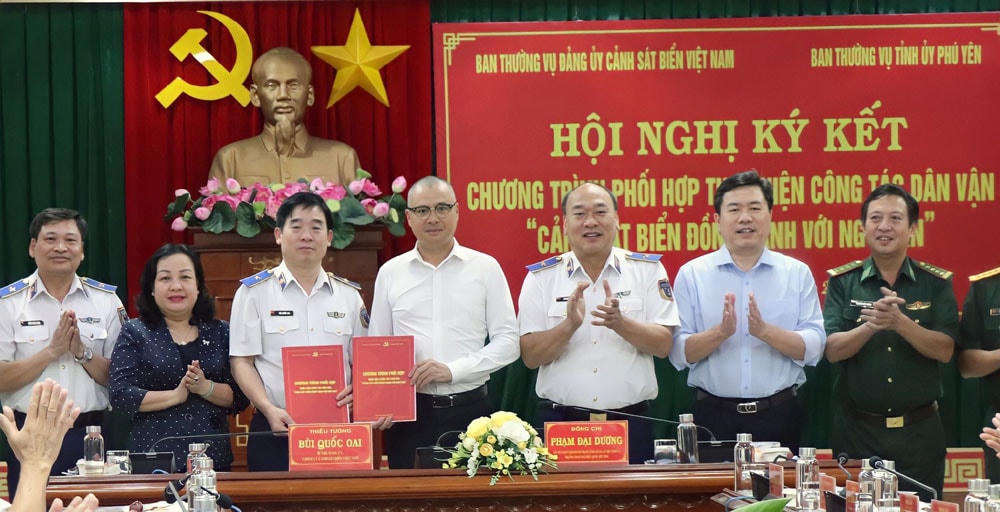 Ông Phạm Đại Dương, Ủy viên Trung ương Đảng, Bí thư Tỉnh ủy Phú Yên và thiếu tướng Bùi Quốc Oai, Bí thư Đảng ủy, Chính ủy Cảnh sát biển Việt Nam, cùng lãnh đạo Tỉnh ủy, Đảng ủy Cảnh sát biển Việt Nam tại hội nghị ký kết chương trình phối hợp thực hiện công tác dân vận Cảnh sát biển đồng hành với ngư dân năm 2022.