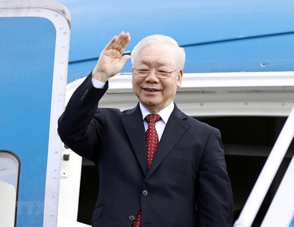 Tổng Bí thư Nguyễn Phú Trọng vẫy chào các vị lãnh đạo cấp cao Đảng, Nhà nước ra tiễn tại Sân bay quốc tế Nội Bài trước khi lên đường thăm chính thức Trung Quốc. (Ảnh: Thống Nhất/TTXVN).