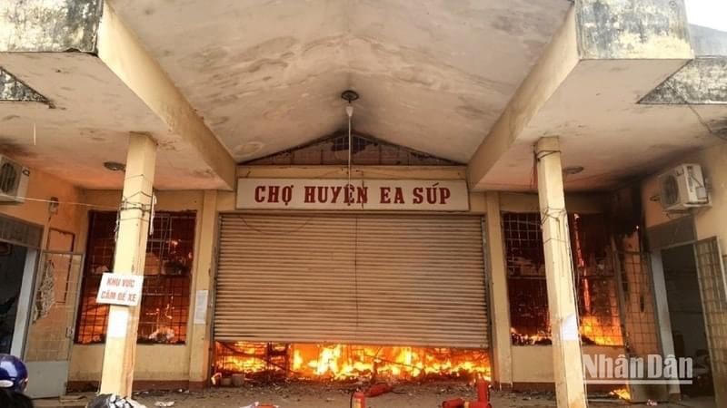 Ngọn lửa bùng phát dữ dội.