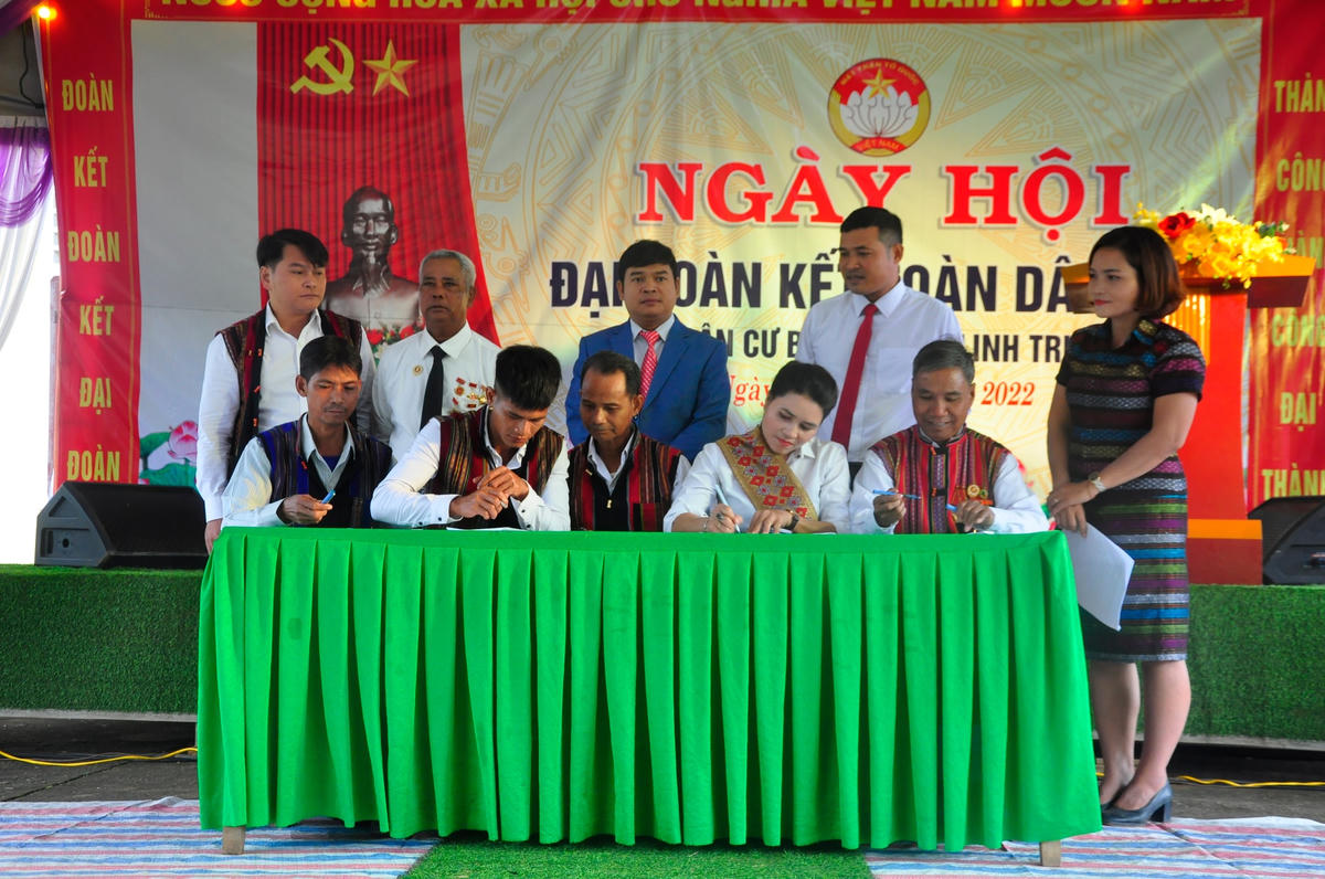 Lễ ký cam kết xây dựng mô hình “Khu dân cư đạt chuẩn nông thôn mới”.