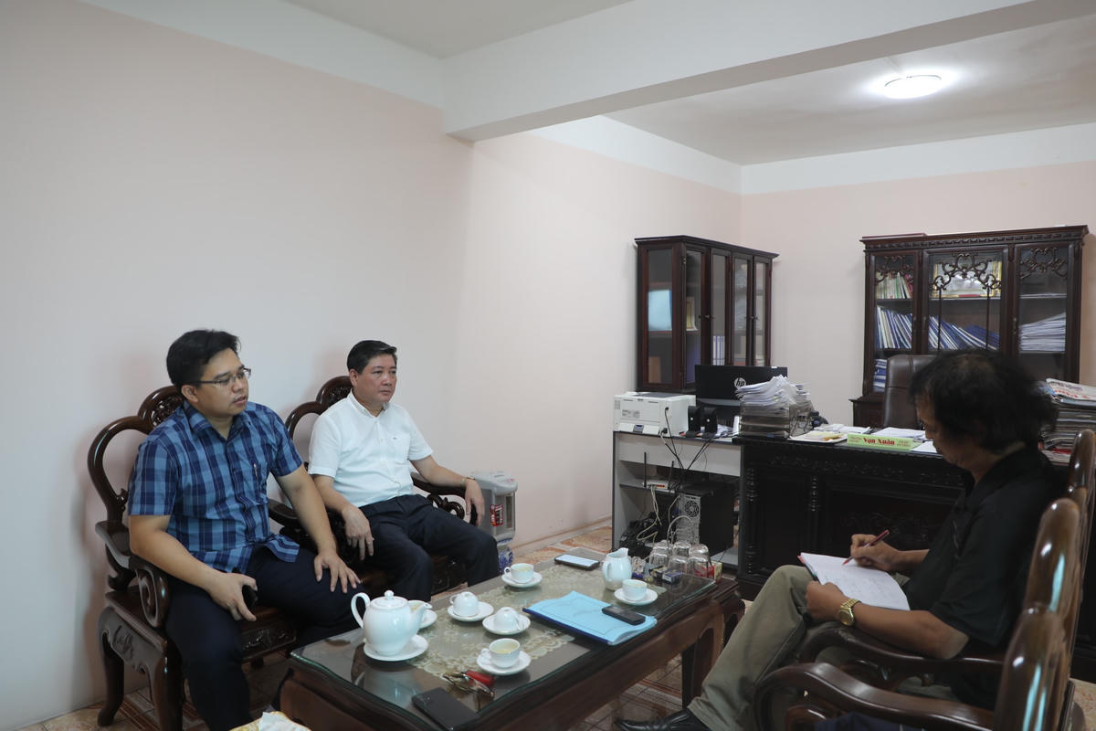 Ông Nguyễn Việt Trung (áo trắng)- Phó Giám đốc Sở VHTTDL tỉnh Phú Thọ, trong buổi trao đổi với PV Báo Đại Đoàn Kết.