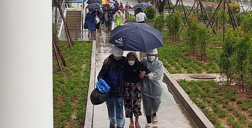 Người dân Quảng Ngãi được đưa đến trú tránh bão an toàn.