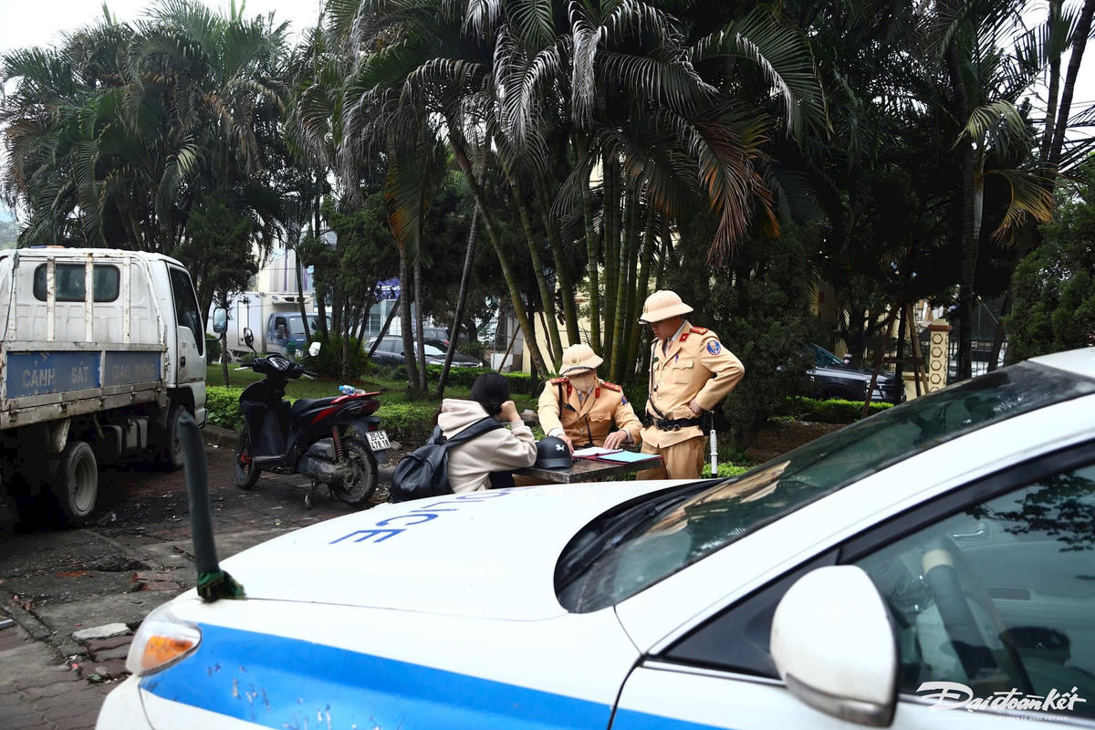 Phòng Cảnh sát giao thông (Công an thành phố Hà Nội) đã triển khai kế hoạch tăng cường xử lý 6 nhóm hành vi vi phạm nhằm bảo đảm trật tự, an toàn giao thông. Trong đó, nhóm lứa tuổi học sinh vi phạm khi tham gia giao thông được đặc biệt chú trọng, nhằm nâng cao ý thức chấp hành luật và phòng ngừa tai nạn.