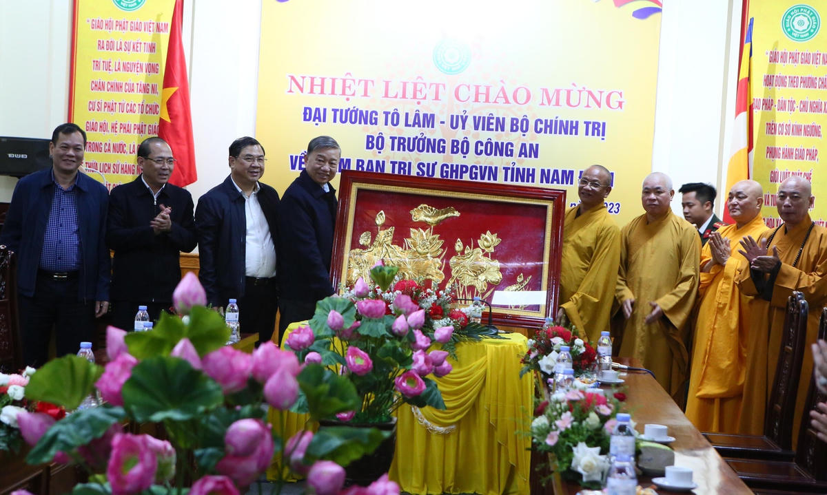 Bộ trưởng Bộ Công an Tô Lâm tặng quà Ban trị sự Giáo hội Phật giáo Việt Nam tỉnh Nam Định.
