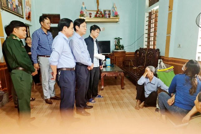 Chính quyền địa phương đến thăm hỏi gia đình có thuyền viên mất tích.