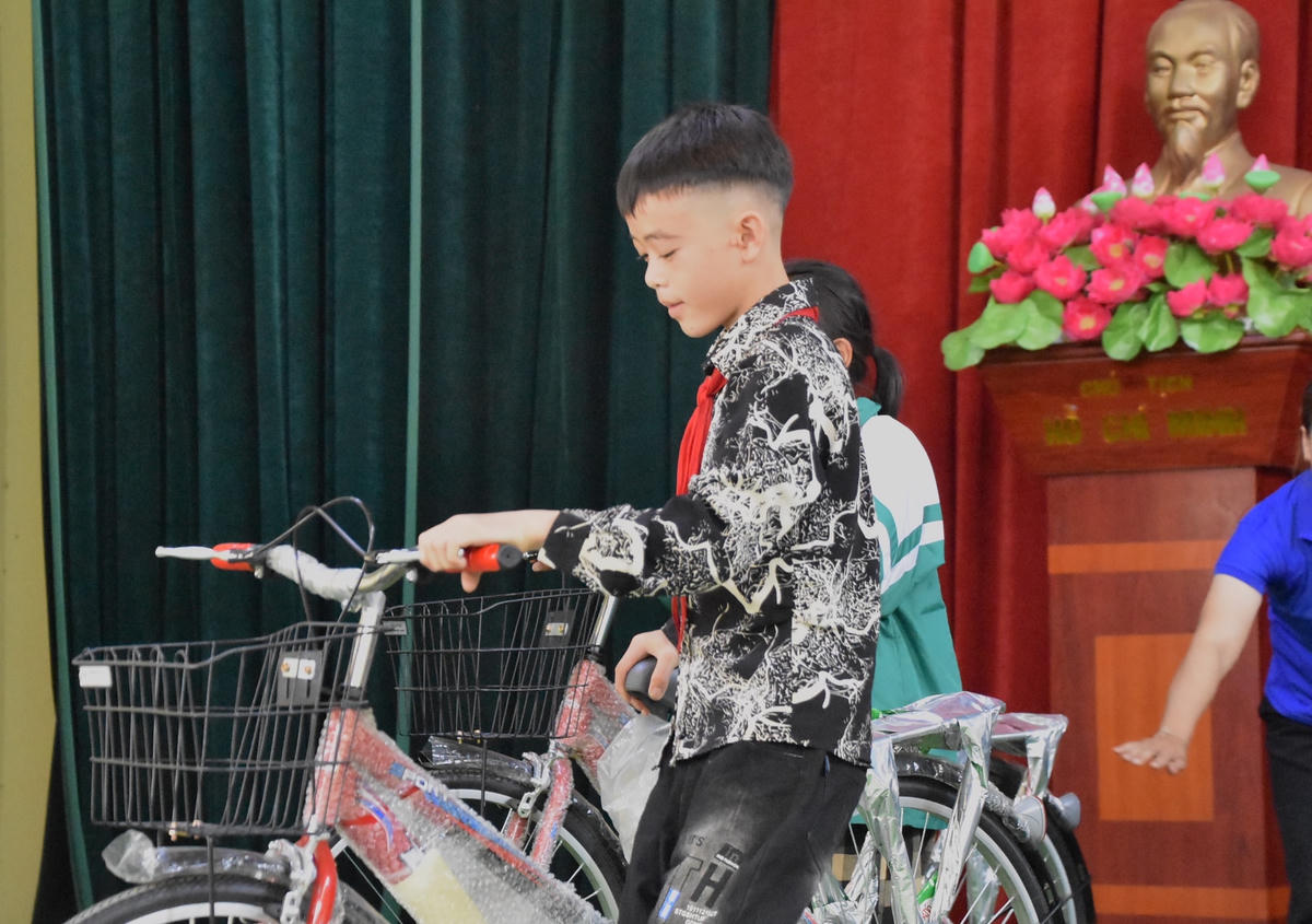 Niềm vui hiện rõ trên khuôn mặt các em học sinh khi nhận được những chiếc xe đạp, để hành trình tới trường không còn xa nữa.