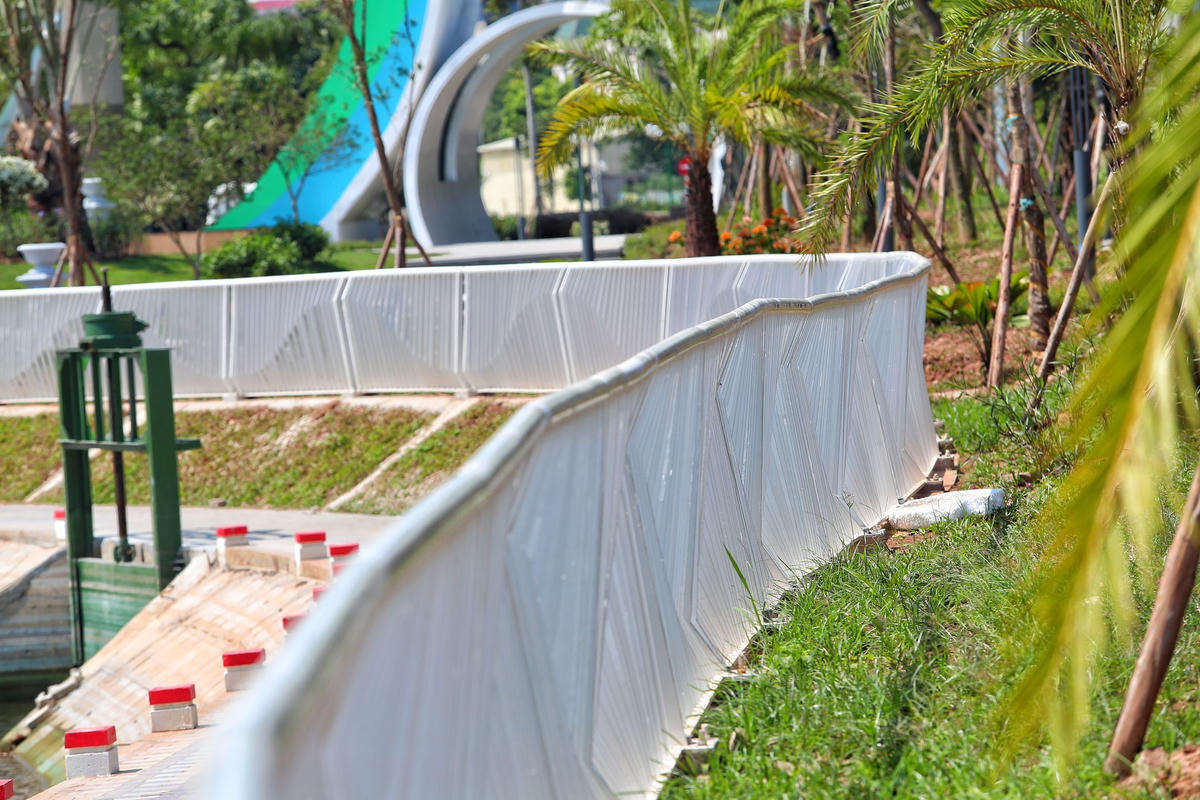 Xung quanh hồ cũng được lắp đặt hệ thống lan can.