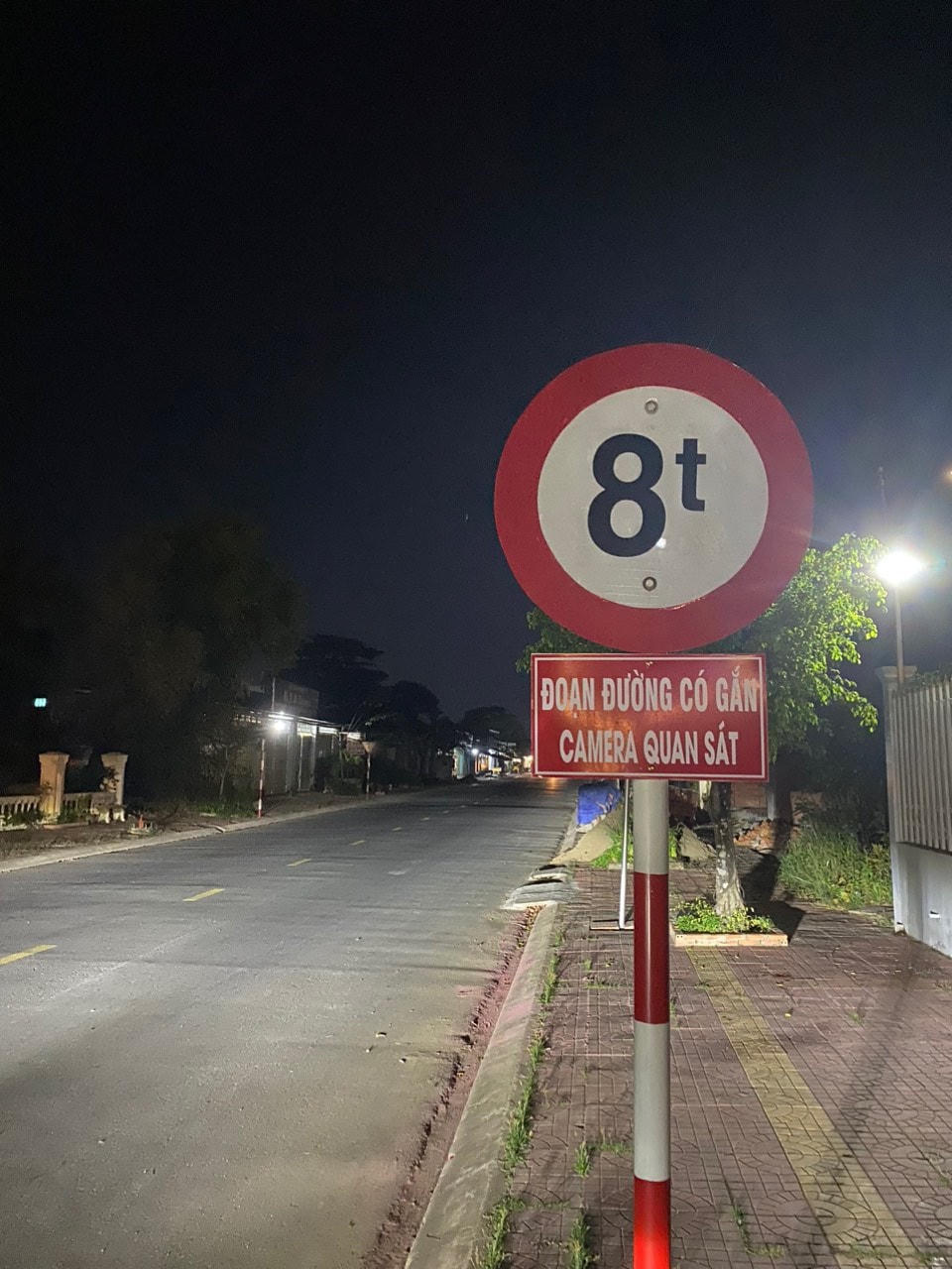 Nhà thầu phải gắn biển cảnh báo xe tải trọng lớn không vào dừng, đỗ. Ảnh: Nhà thầu cung cấp.