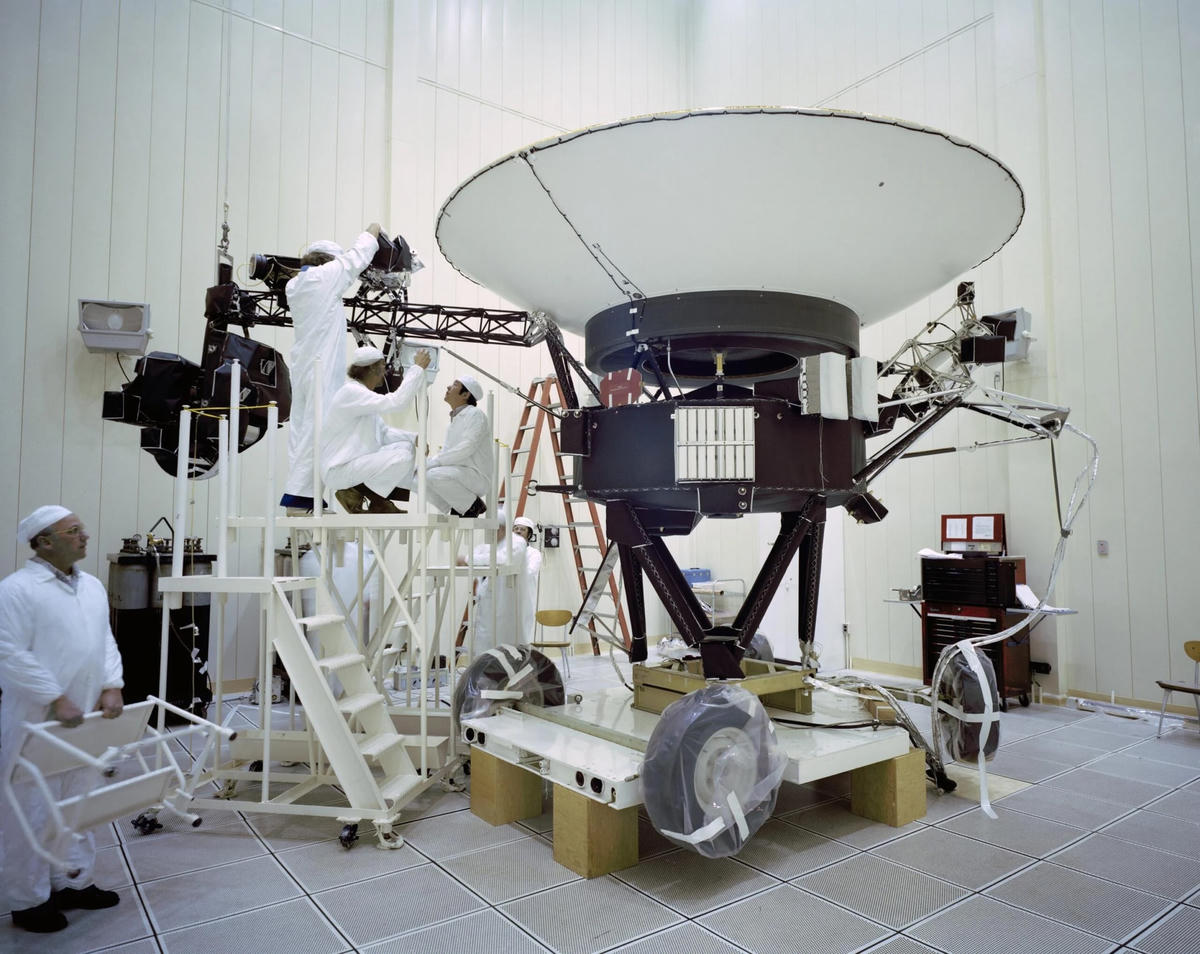 Các kỹ sư làm việc trên tàu vũ trụ Voyager 2 của NASA vào ngày 23/3/1977. Ảnh: NASA.