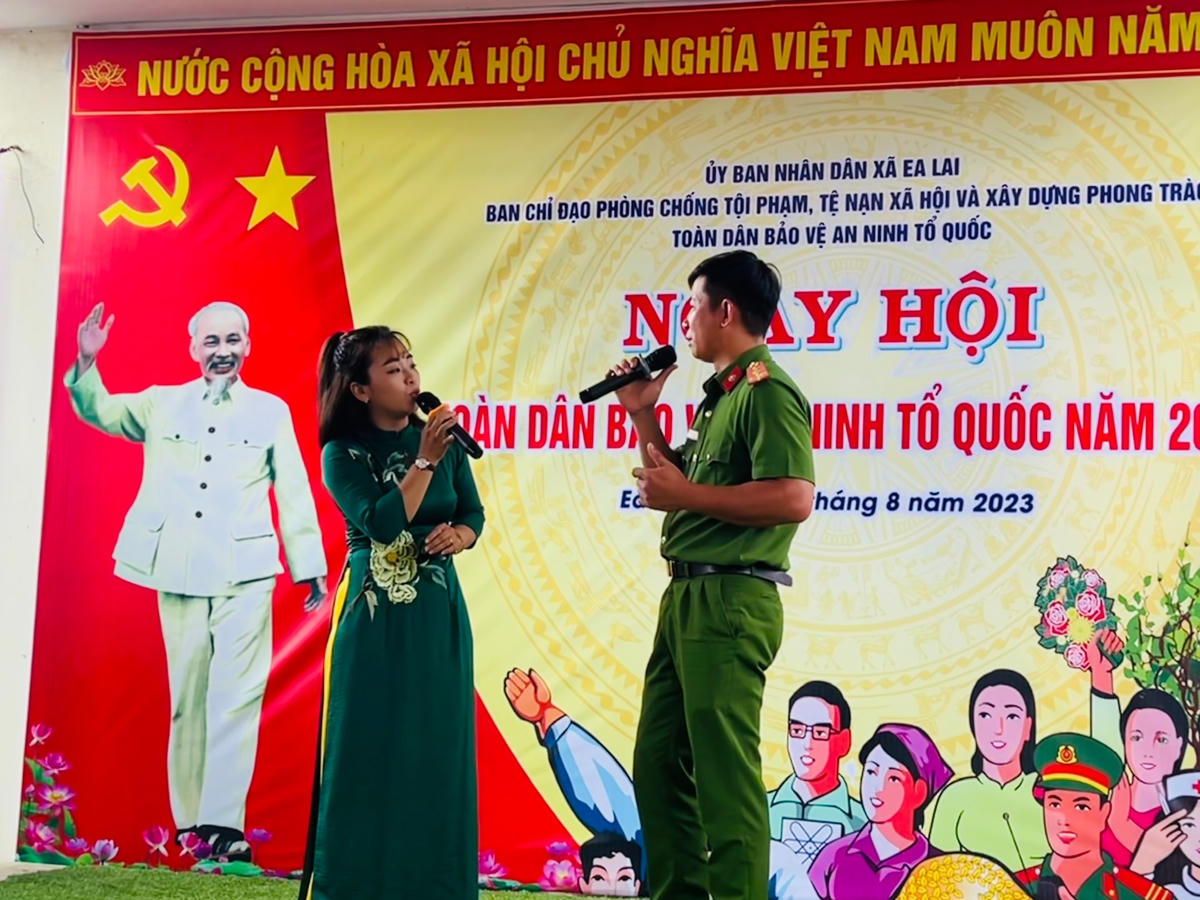 Tiết mục văn nghệ thắt chặt tình đoàn kết quân dân.