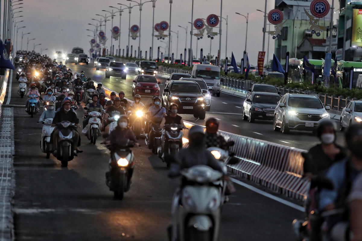 Chị Thu trú tại Long Biên, Hà Nội cho hay, mọi hôm chị thường phải rất chật vật để di chuyển trên cầu Vĩnh Tuy cũ. Để di chuyển từ Minh Khai sang nút giao Cô Linh thông thường chị phải mất từ 20-25 phút.