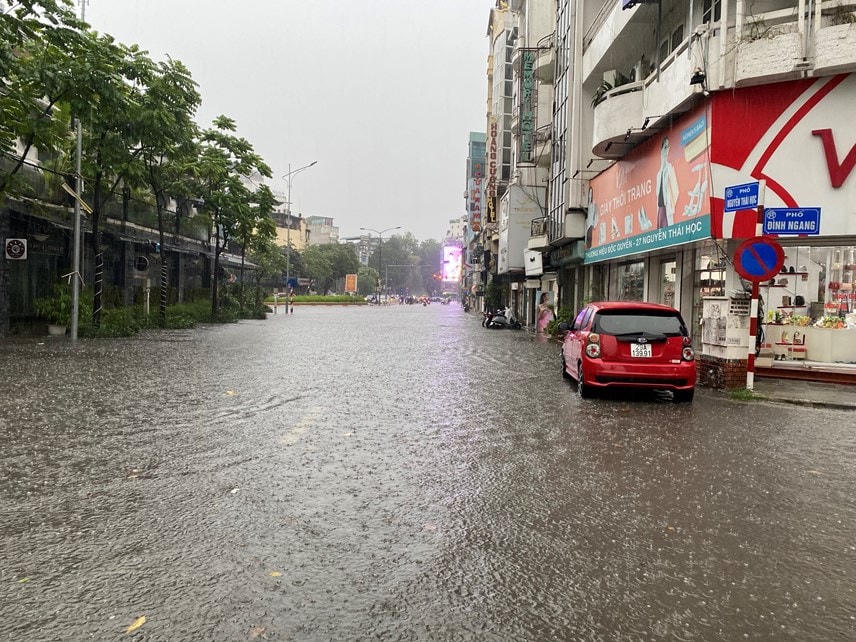 Dự báo sắp có mưa dông trên khu vực nội thành Hà Nội. 