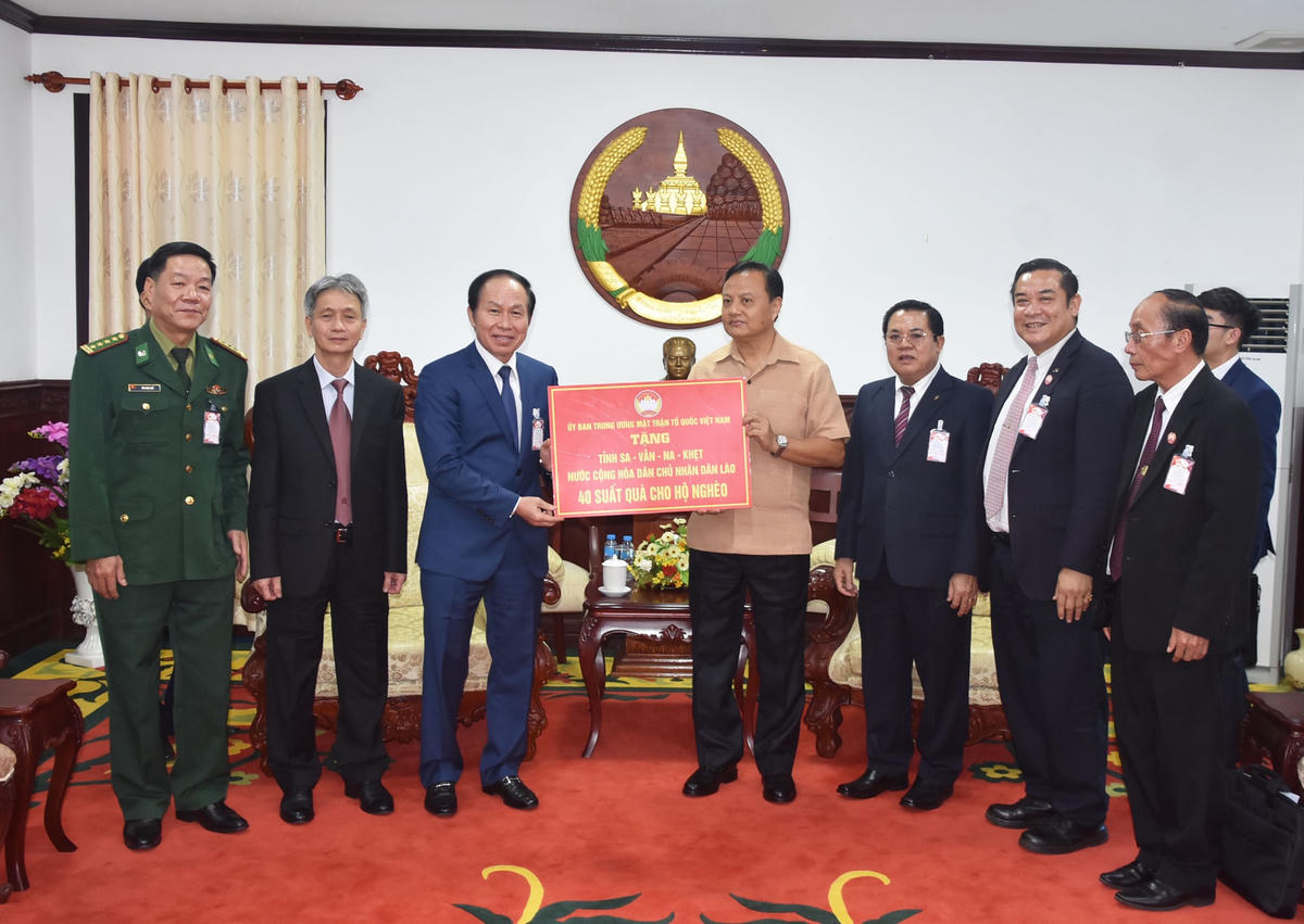 Phó Chủ tịch – Tổng Thư ký Lê Tiến Châu trao quà cho người nghèo tại tỉnh Savanakhet thông qua đại diện lãnh đạo tỉnh.