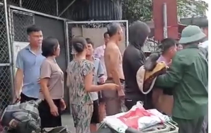 Bà K. được người dân đưa ra khỏi đám cháy
