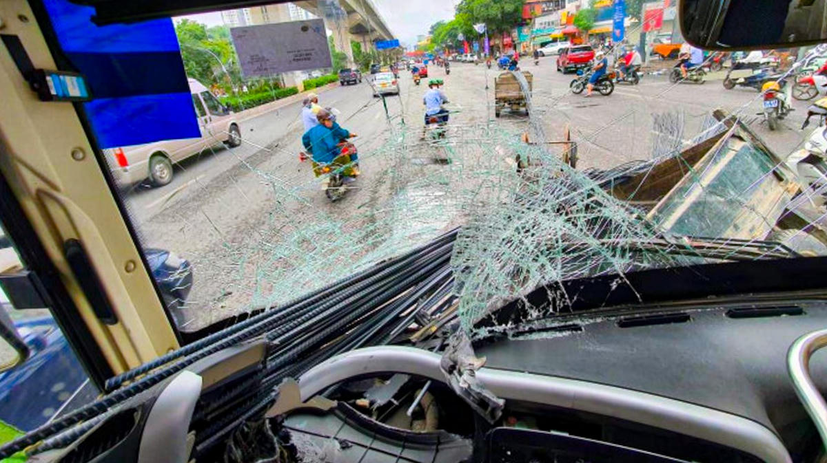 Va vào xe ba gác, xe buýt bị 'đâm tua tủa'