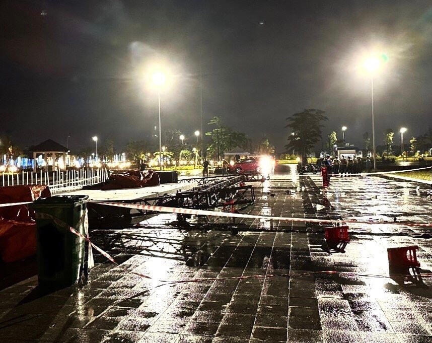 Hiện trường sập sân khấu ngoài trời tại Bình Dương tối 3/12/2022.