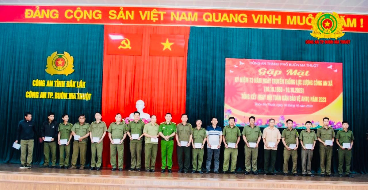 Lãnh đạo Công an thành phố tặng quà cho lực lượng Công an xã.