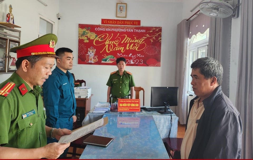 Lực lượng Công an đọc quyết định bắt ông Lê Sen.