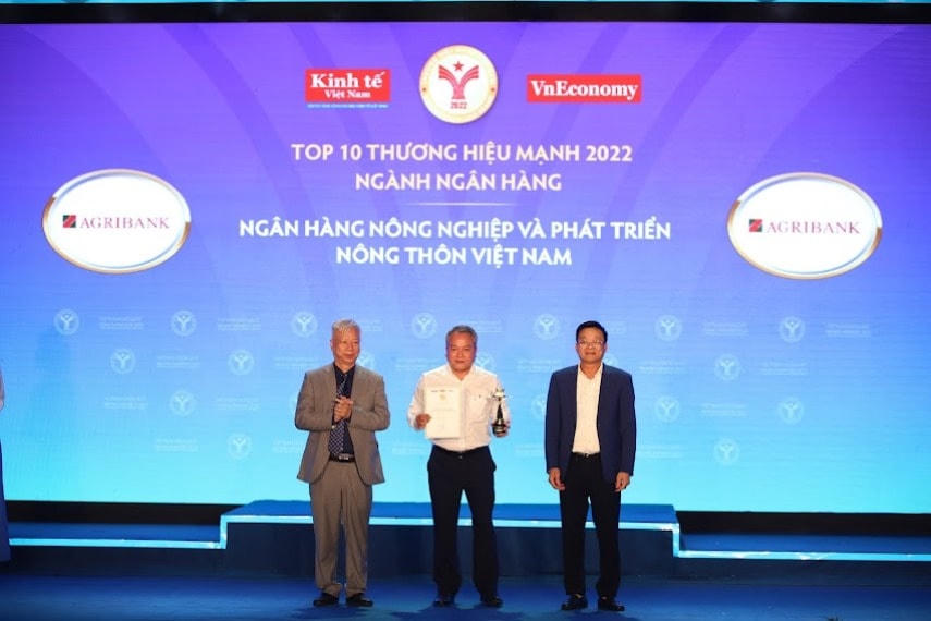 Đại diện Agribank nhận giải Thương hiệu Mạnh  2022