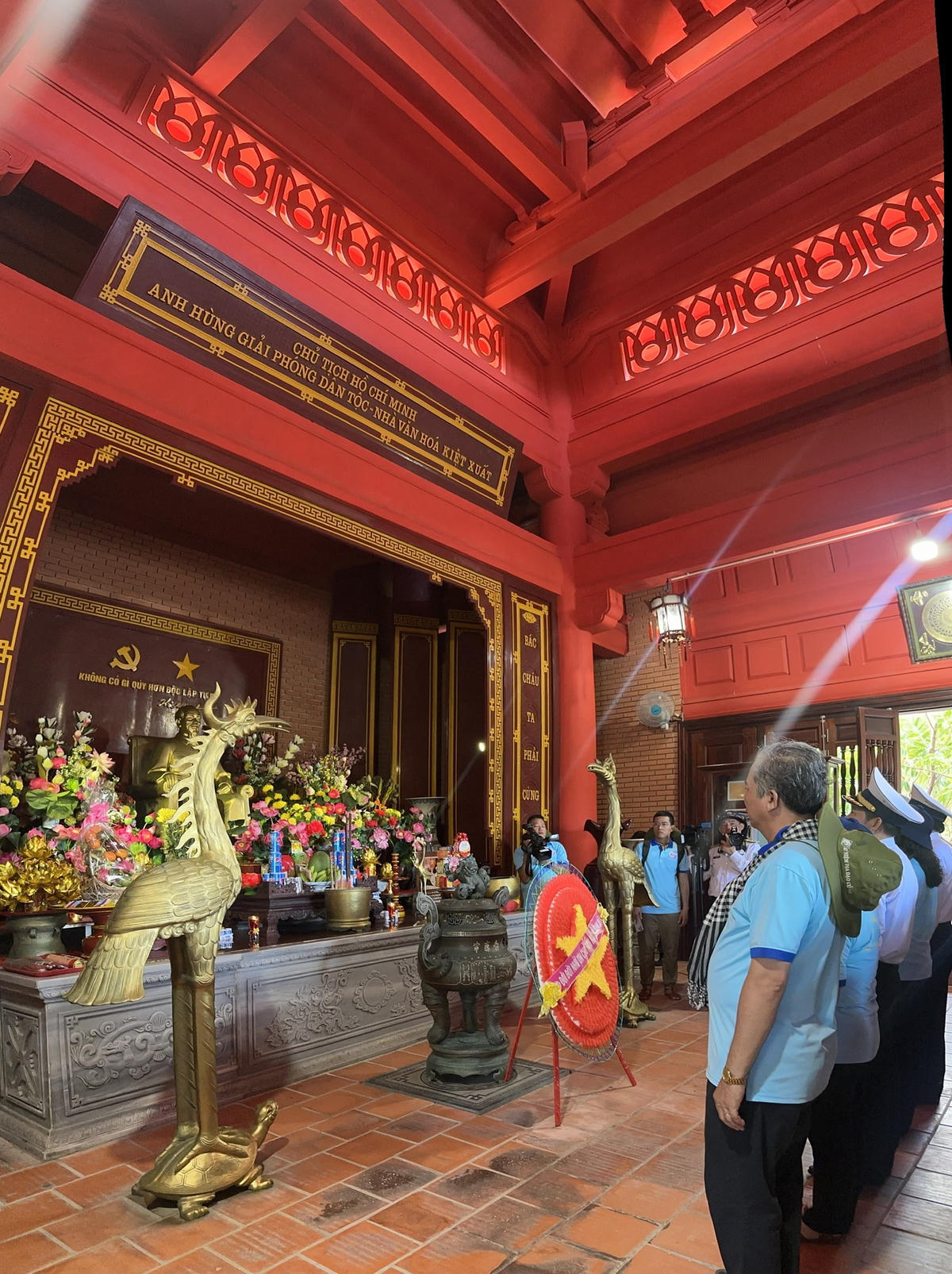 Đoàn công tác dâng hương tại Nhà tưởng niệm Chủ tịch Hồ Chí Minh trên đảo Trường Sa.