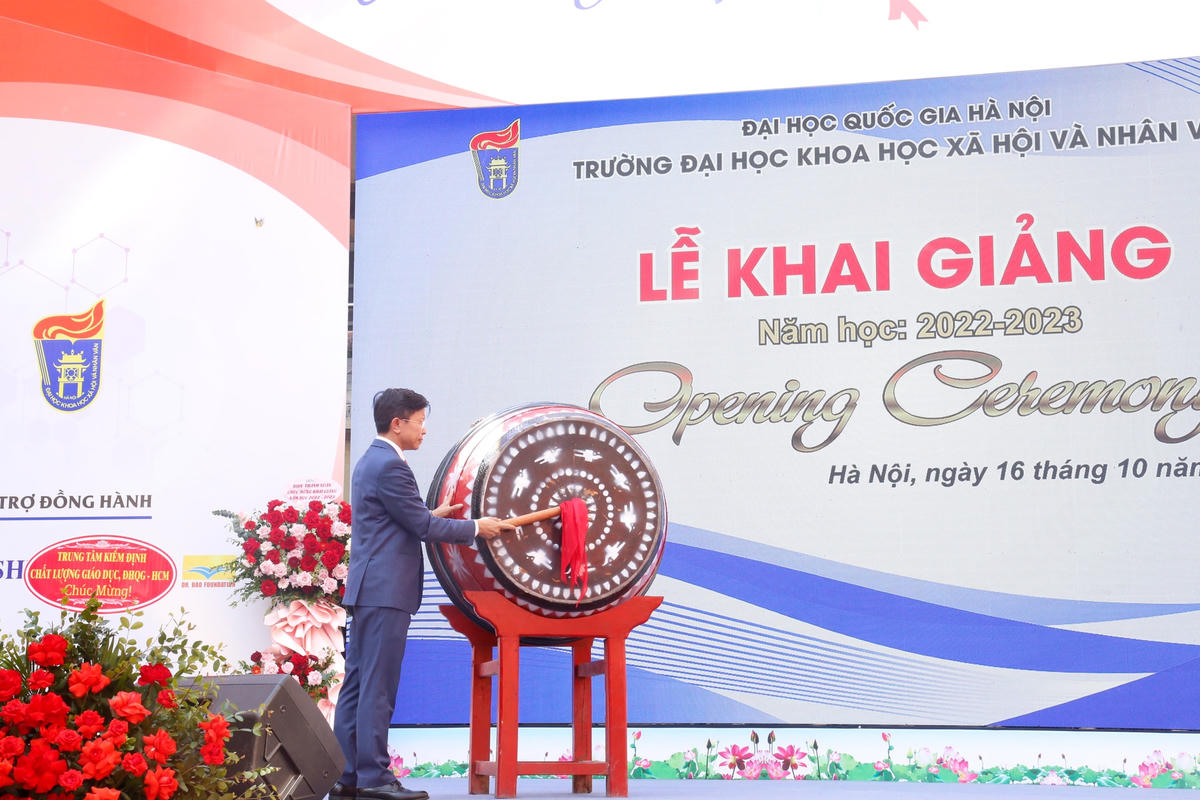 GS.TS Hoàng Anh Tuấn đánh trống khai giảng năm học 2022 - 2023. 