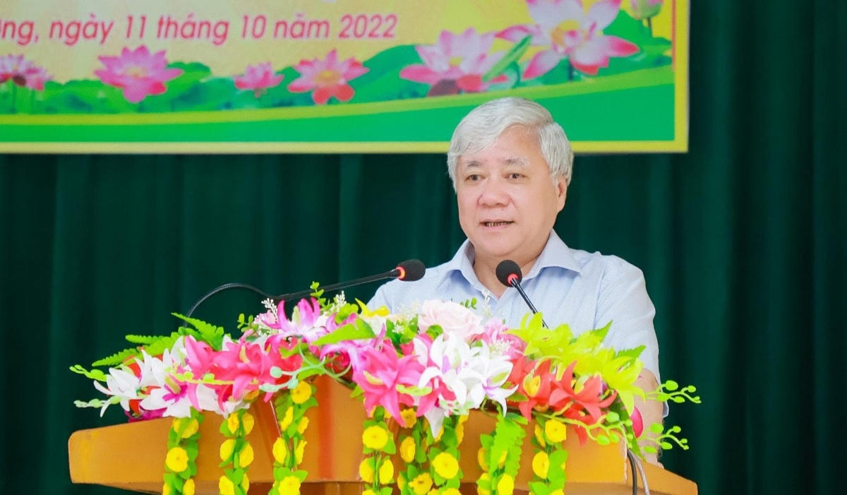 Bí thư Trung ương Đảng, Chủ tịch UBTƯ MTTQ Việt Nam chia sẻ những khó khăn, vất vả mà người dân huyện Thanh Chương bị ảnh hưởng mưa lũ vừa qua. Ảnh Đ.B