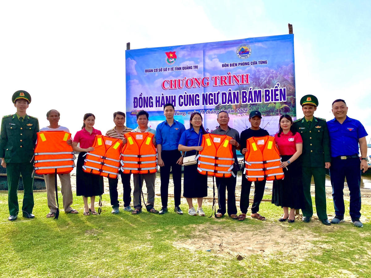 Đoàn cơ sở Sở Y tế Quảng Trị trao áo phao cho ngư dân tại thị trấn Cửa Tùng. Ảnh: NT.